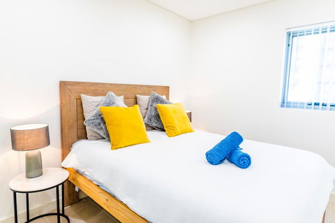 Near Train Station, New 2 BR Apt/free Parking - Accommodation Burleigh 22