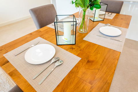 Near Train Station, New 2 BR Apt/free Parking - Accommodation Burleigh 6