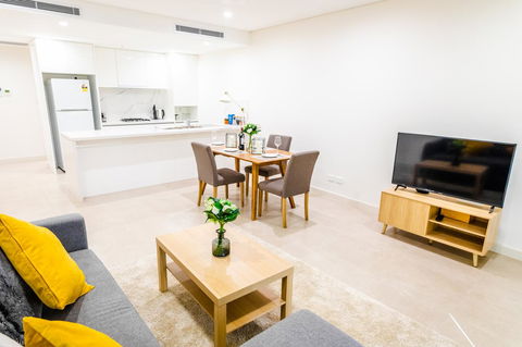 Near Train Station, New 2 BR Apt/free Parking - Accommodation Burleigh 3