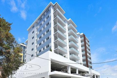 Near Train Station, New 2 BR Apt/free Parking - Accommodation Burleigh 35