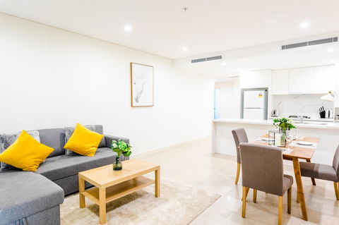 Near Train Station, New 2 BR Apt/free Parking - Accommodation Burleigh 16