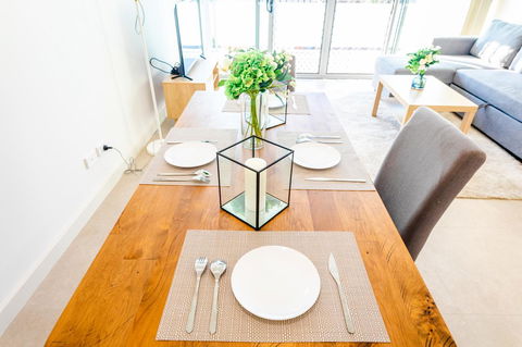 Near Train Station, New 2 BR Apt/free Parking - Accommodation Burleigh 7
