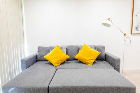 Near Train Station, New 2 BR Apt/free Parking - Accommodation Burleigh 18