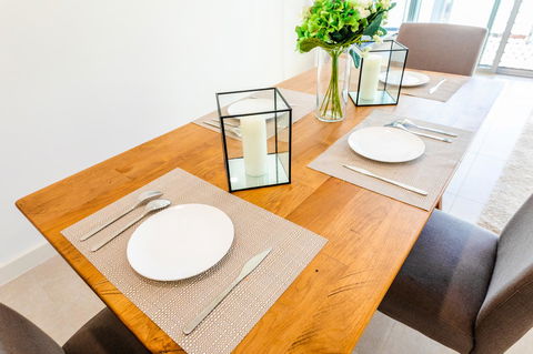 Near Train Station, New 2 BR Apt/free Parking - Accommodation Burleigh 8