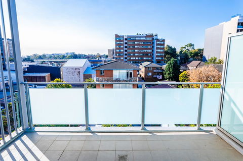 Near Train Station, New 2 BR Apt/free Parking - Accommodation Burleigh 37