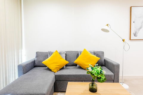 Near Train Station, New 2 BR Apt/free Parking - Accommodation Burleigh 17