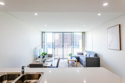 Near Train Station, New 2 BR Apt/free Parking - Accommodation Burleigh 0
