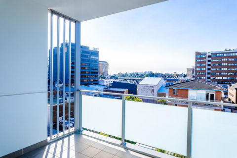 Near Train Station, New 2 BR Apt/free Parking - Accommodation Burleigh 36