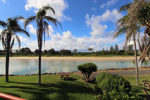 Beachfront 3, 25 Willow Street - Accommodation Burleigh 7