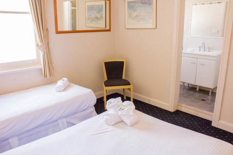 Gardners Inn Hotel - Accommodation Burleigh 4