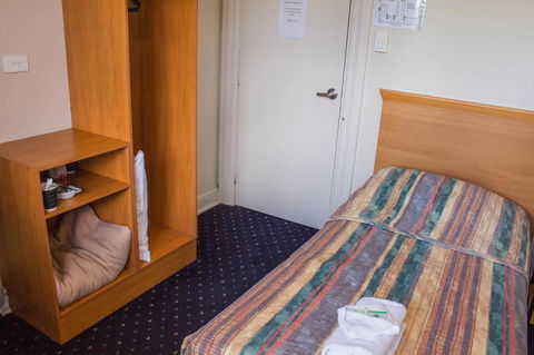 Gardners Inn Hotel - Accommodation Burleigh 41