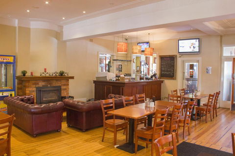 Gardners Inn Hotel - Accommodation Burleigh 7