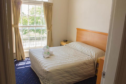 Gardners Inn Hotel - Accommodation Burleigh 36