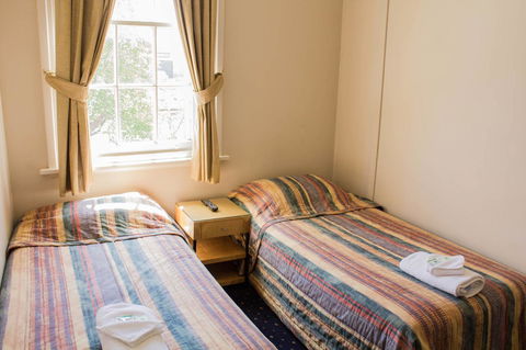 Gardners Inn Hotel - Accommodation Burleigh 37