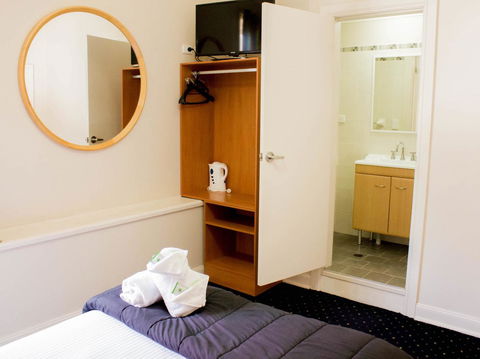 Gardners Inn Hotel - Accommodation Burleigh 23