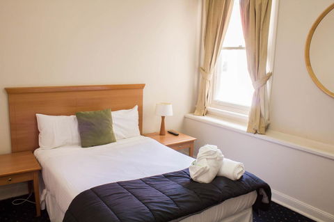 Gardners Inn Hotel - Accommodation Burleigh 25