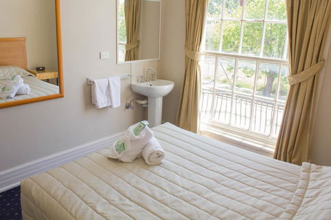 Gardners Inn Hotel - Accommodation Burleigh 35