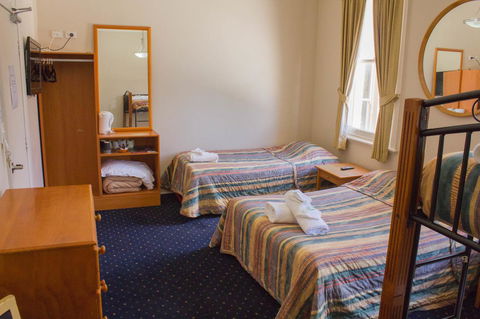 Gardners Inn Hotel - Accommodation Burleigh 21