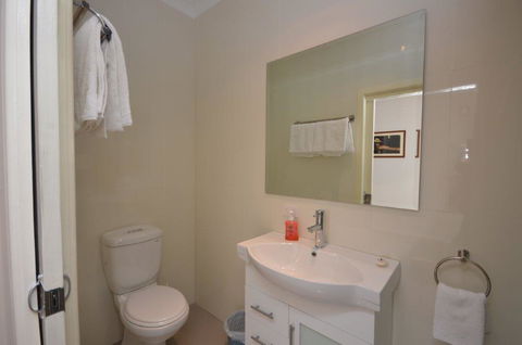 The Old Saddlery - Accommodation Burleigh 2
