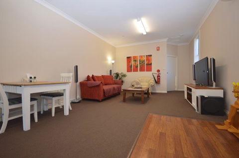 The Old Saddlery - Accommodation Burleigh 3
