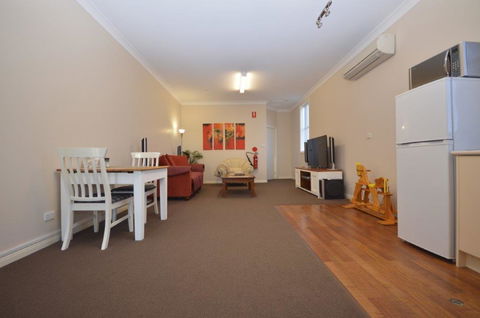 The Old Saddlery - Accommodation Burleigh 5