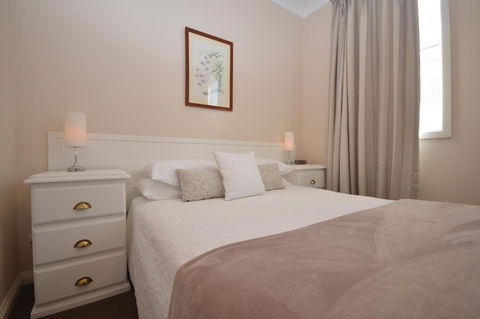 The Old Saddlery - Accommodation Burleigh 7