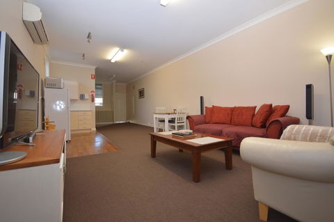 The Old Saddlery - Accommodation Burleigh 8