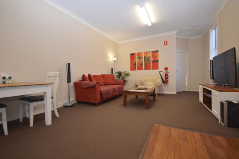 The Old Saddlery - Accommodation Burleigh 1