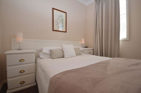 The Old Saddlery - Accommodation Burleigh 6