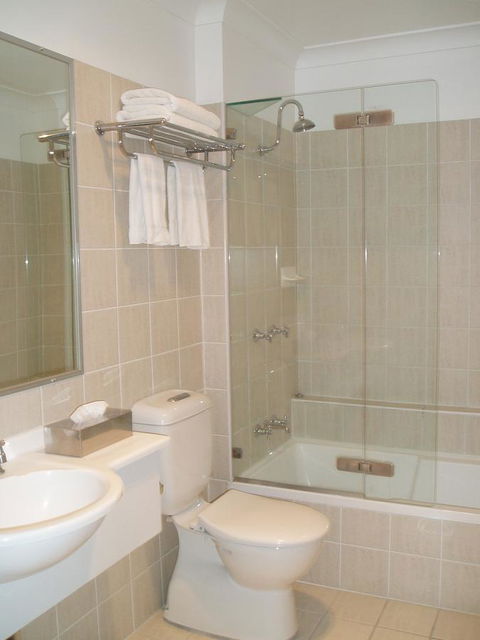Carlyle Suites & Apartments - Accommodation Burleigh 22