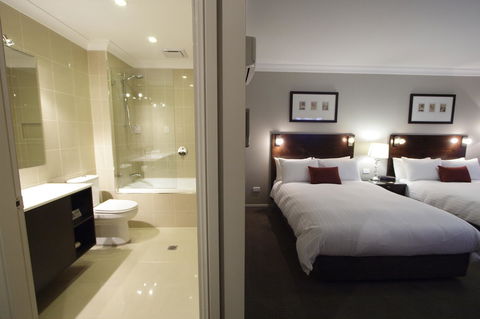 Carlyle Suites & Apartments - Accommodation Burleigh 12