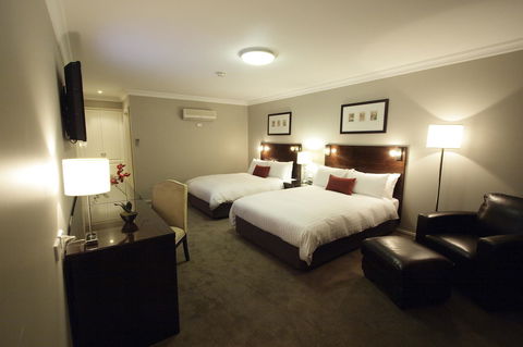 Carlyle Suites & Apartments - Accommodation Burleigh 11