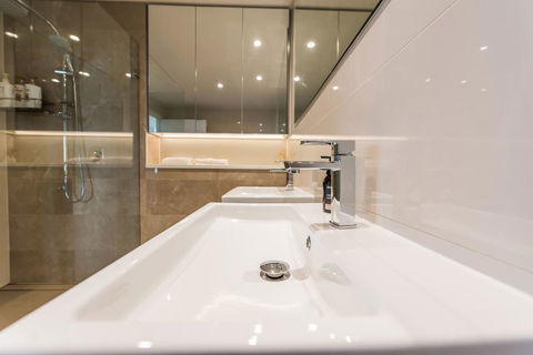 180Â° Water View Three Bedroom (wooden Furniture) - Accommodation Burleigh 17