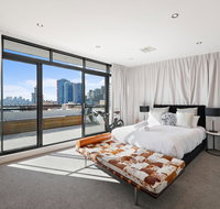 Darling Harbour Penthouse ViewsJacuzzi - Accommodation Burleigh