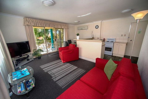 Beaches Serviced Apartments - Accommodation Burleigh 12