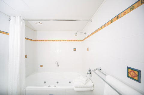 Corrigans Cove - Accommodation Burleigh 9