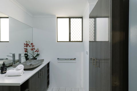 CitySide Apartment - 2 Bedroom With Private Courtyard - Accommodation Burleigh 21