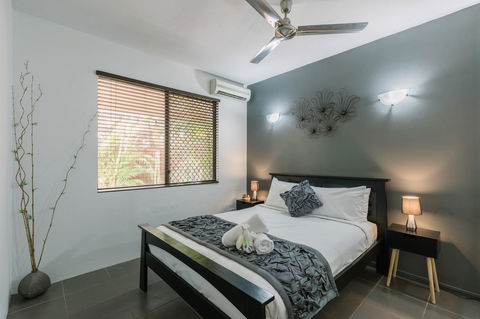 CitySide Apartment - 2 Bedroom With Private Courtyard - Accommodation Burleigh 17