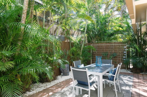 CitySide Apartment - 2 Bedroom With Private Courtyard - Accommodation Burleigh 13