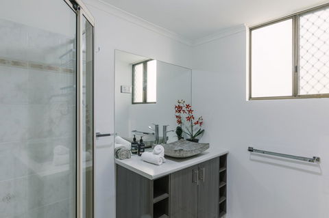 CitySide Apartment - 2 Bedroom With Private Courtyard - Accommodation Burleigh 16