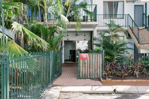 CitySide Apartment - 2 Bedroom With Private Courtyard - Accommodation Burleigh 5