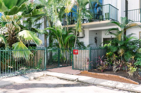 CitySide Apartment - 2 Bedroom With Private Courtyard - Accommodation Burleigh 6