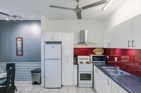 CitySide Apartment - 2 Bedroom With Private Courtyard - Accommodation Burleigh 3
