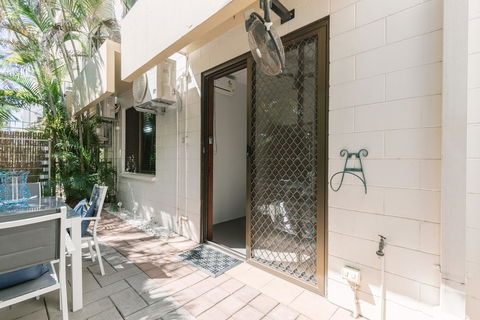 CitySide Apartment - 2 Bedroom With Private Courtyard - Accommodation Burleigh 10