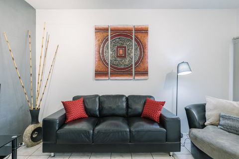 CitySide Apartment - 2 Bedroom With Private Courtyard - Accommodation Burleigh 4