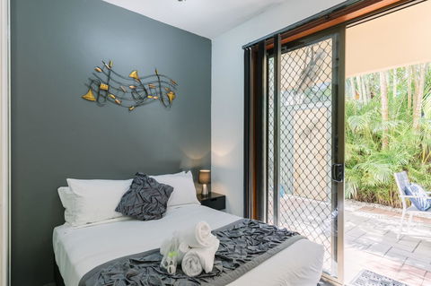 CitySide Apartment - 2 Bedroom With Private Courtyard - Accommodation Burleigh 14