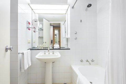 Crowne Plaza Canberra, An IHG Hotel - Accommodation Burleigh 26