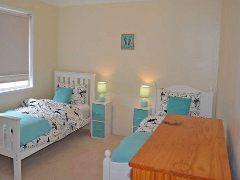 Boomerang On The Bay' 107 Government Road - Boat Parking, Air Conditioning And Water Views - Accommodation Burleigh 1