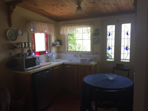 Braeside Garden Cottages - Accommodation Burleigh 2