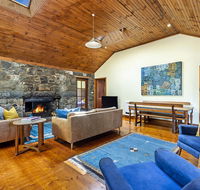 Breakfast Creek Cottage - Central bluestone cottage - Accommodation Burleigh
